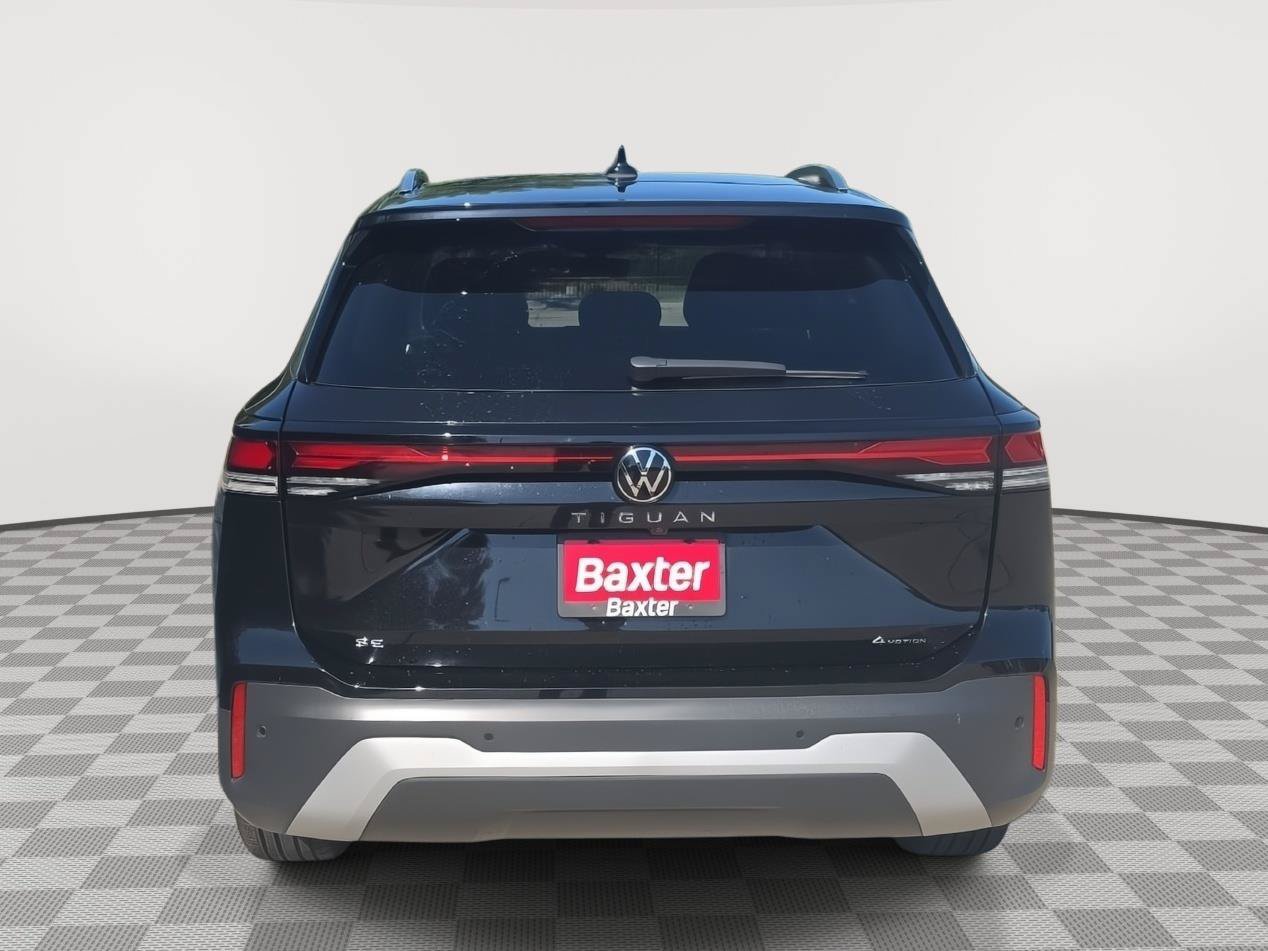 Certified 2025 Volkswagen Tiguan SE w/ Panoramic Sunroof Package AWD/4WD image 8