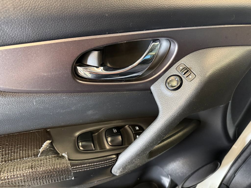 Used 2016 Nissan Rogue SV w/ SV Premium Package AWD/4WD image 19