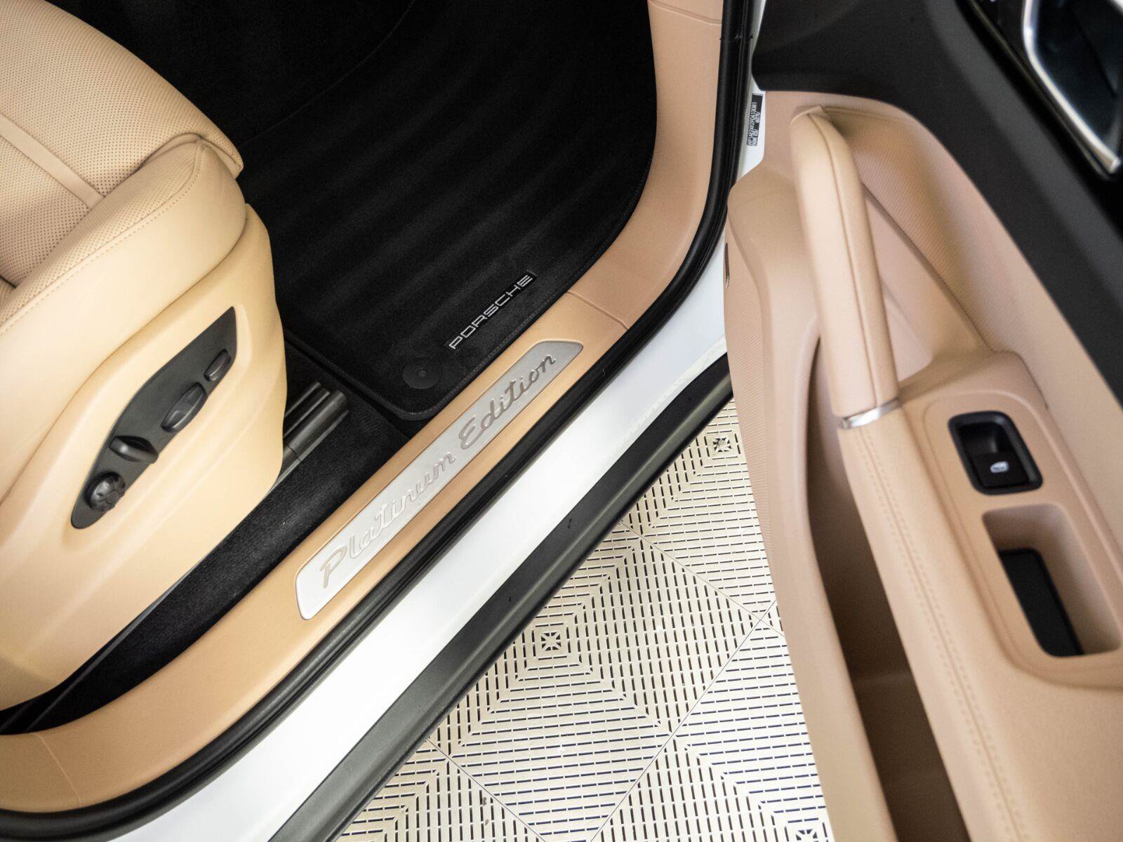Certified 2023 Porsche Cayenne Platinum Edition AWD/4WD image 25