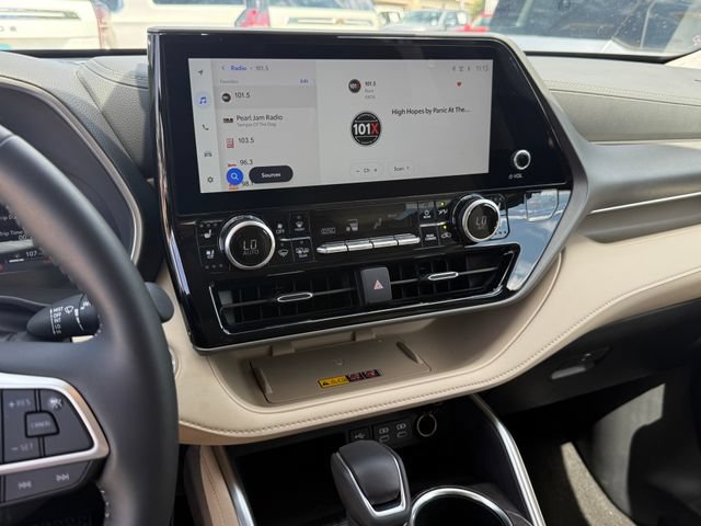Used 2025 Toyota Highlander Limited FWD image 15