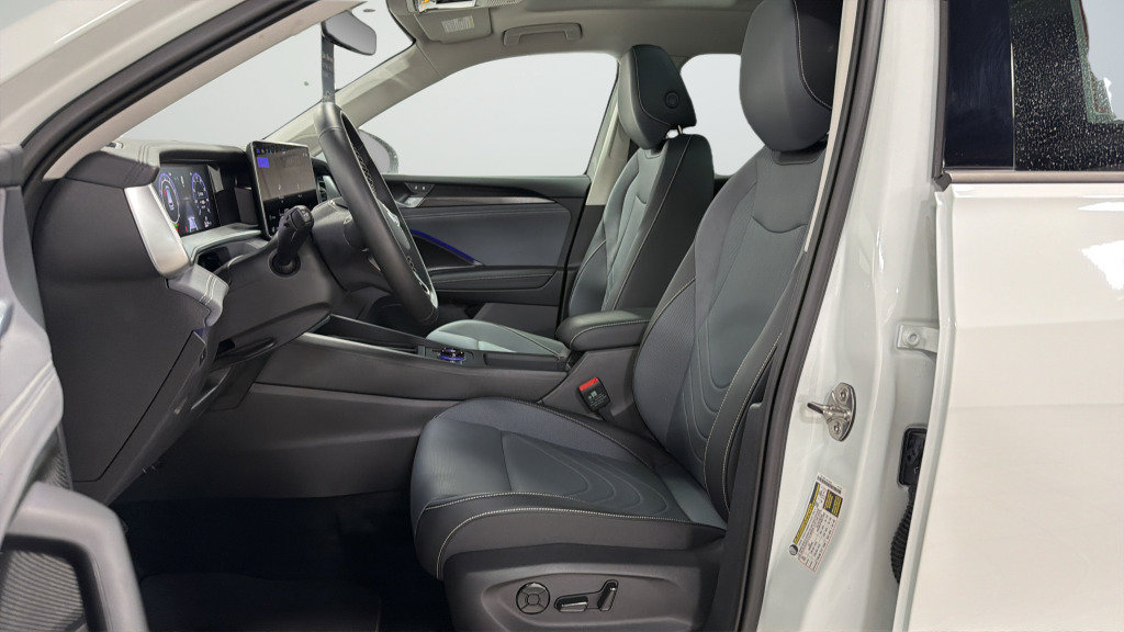 Used 2025 Volkswagen Tiguan SE AWD/4WD image 16