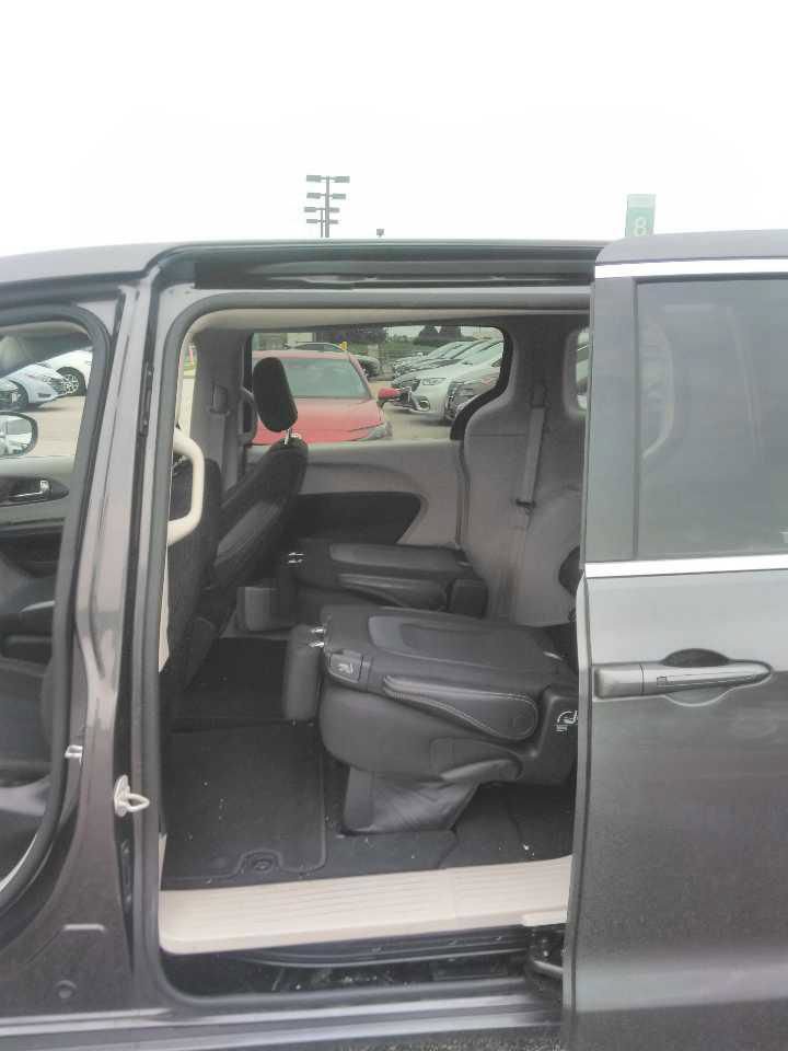 Used 2023 Chrysler Voyager LX FWD image 3
