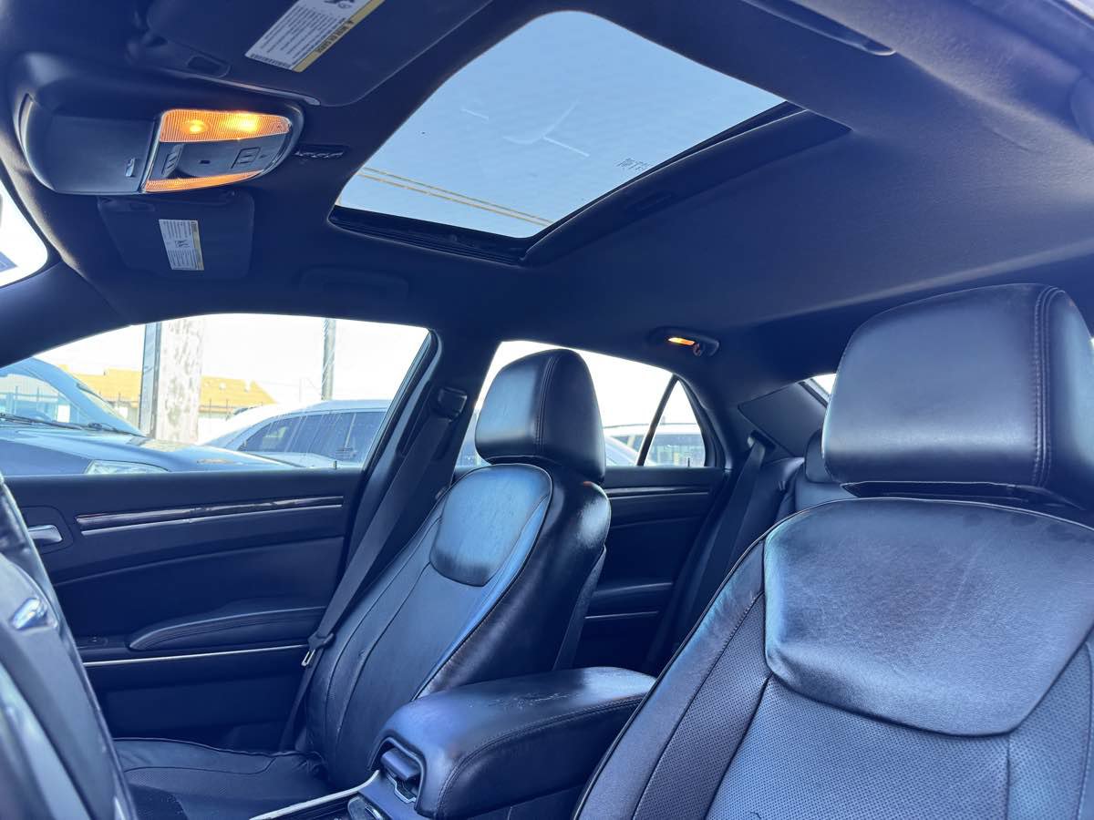 Used 2011 Chrysler 300 C RWD image 35