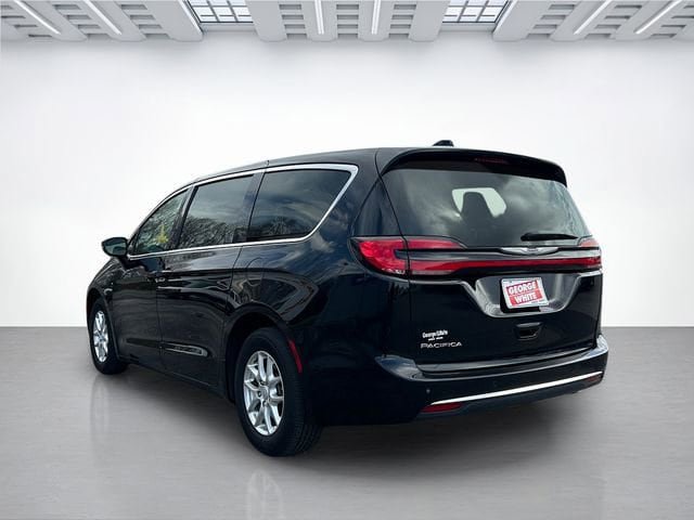 Used 2025 Chrysler Pacifica Select FWD image 6