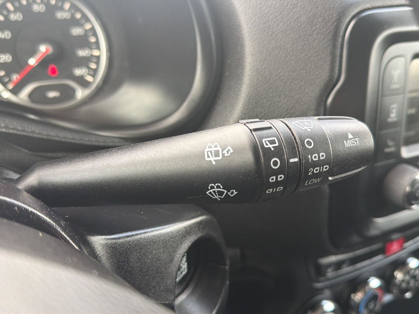 Used 2016 Jeep Renegade Latitude w/ Cold Weather Group image 27