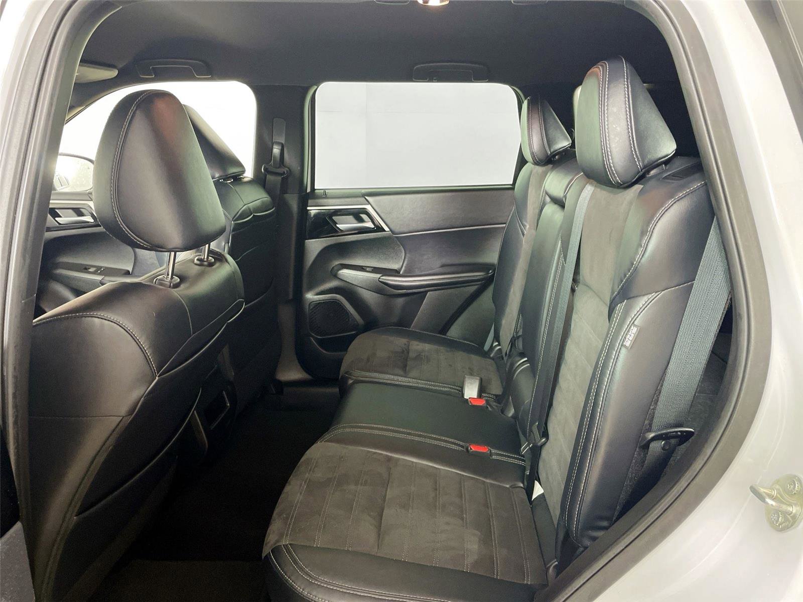 Used 2023 Mitsubishi Outlander SE Black Edition image 20