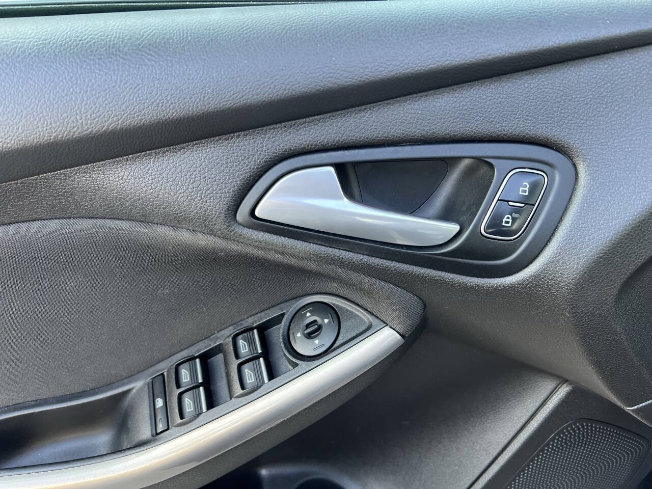 Used 2017 Ford Focus Titanium FWD image 29