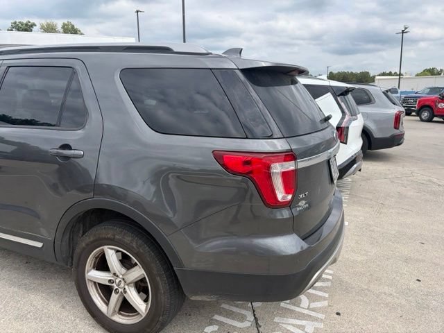 Used 2017 Ford Explorer XLT AWD/4WD image 2