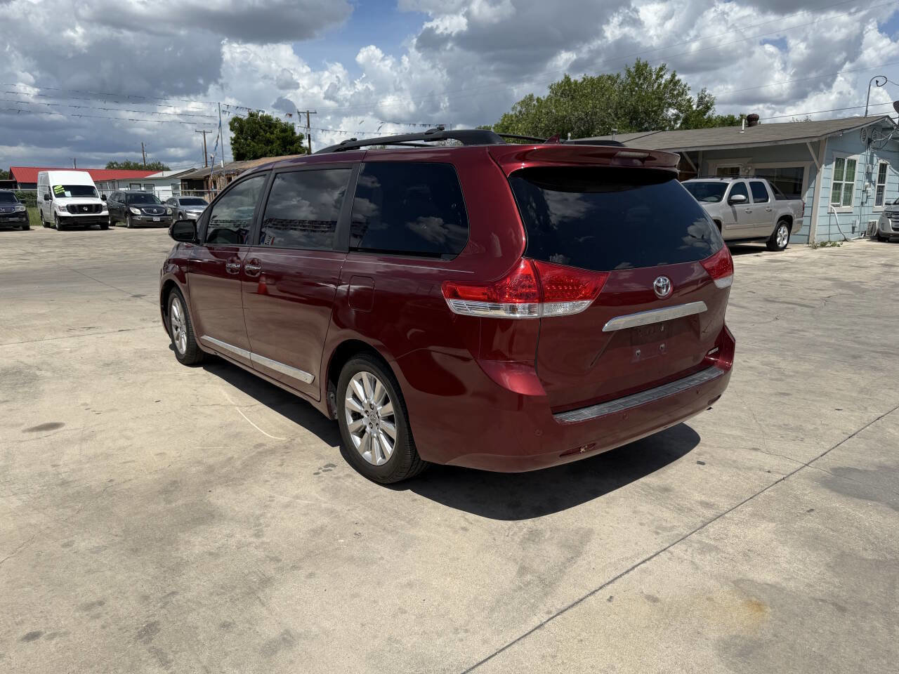 Used 2014 Toyota Sienna XLE image 3