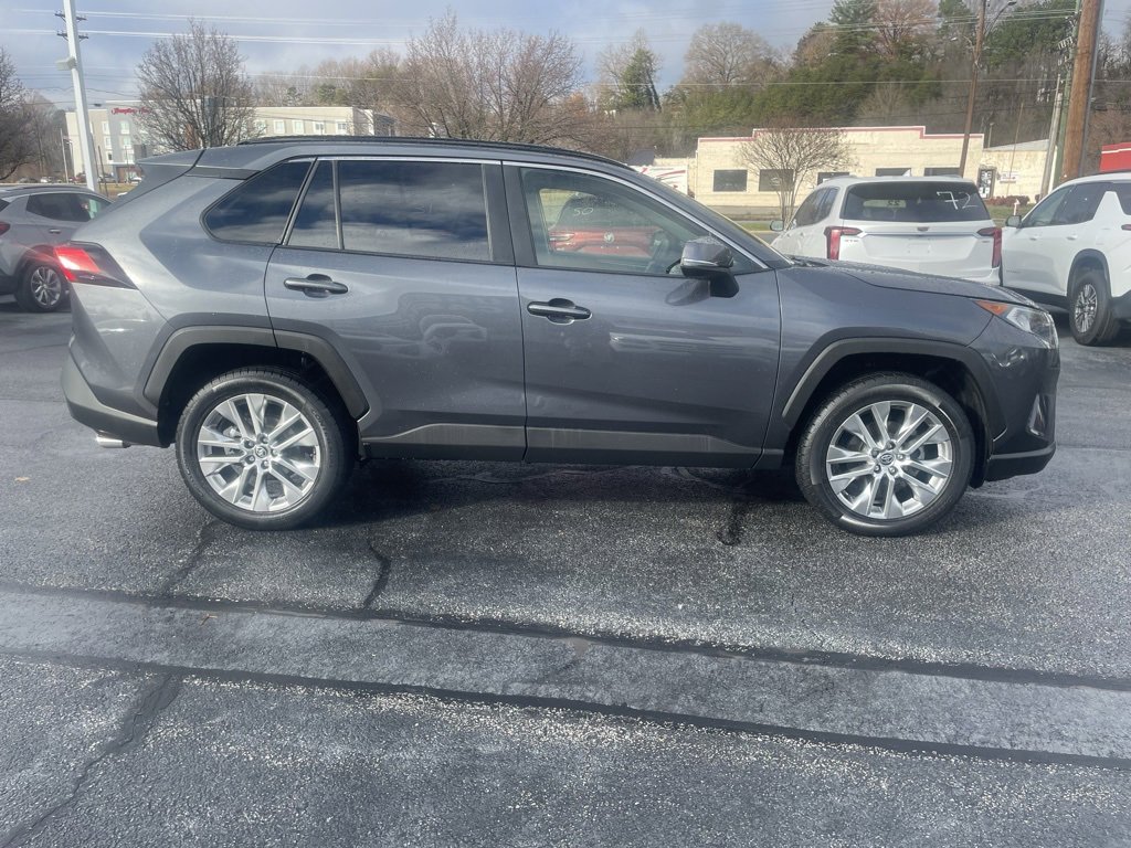 Used 2020 Toyota RAV4 XLE Premium image 4