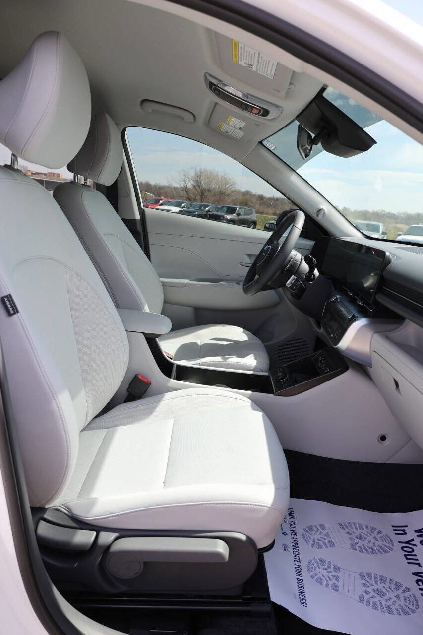 Used 2025 Hyundai Kona SEL FWD image 15