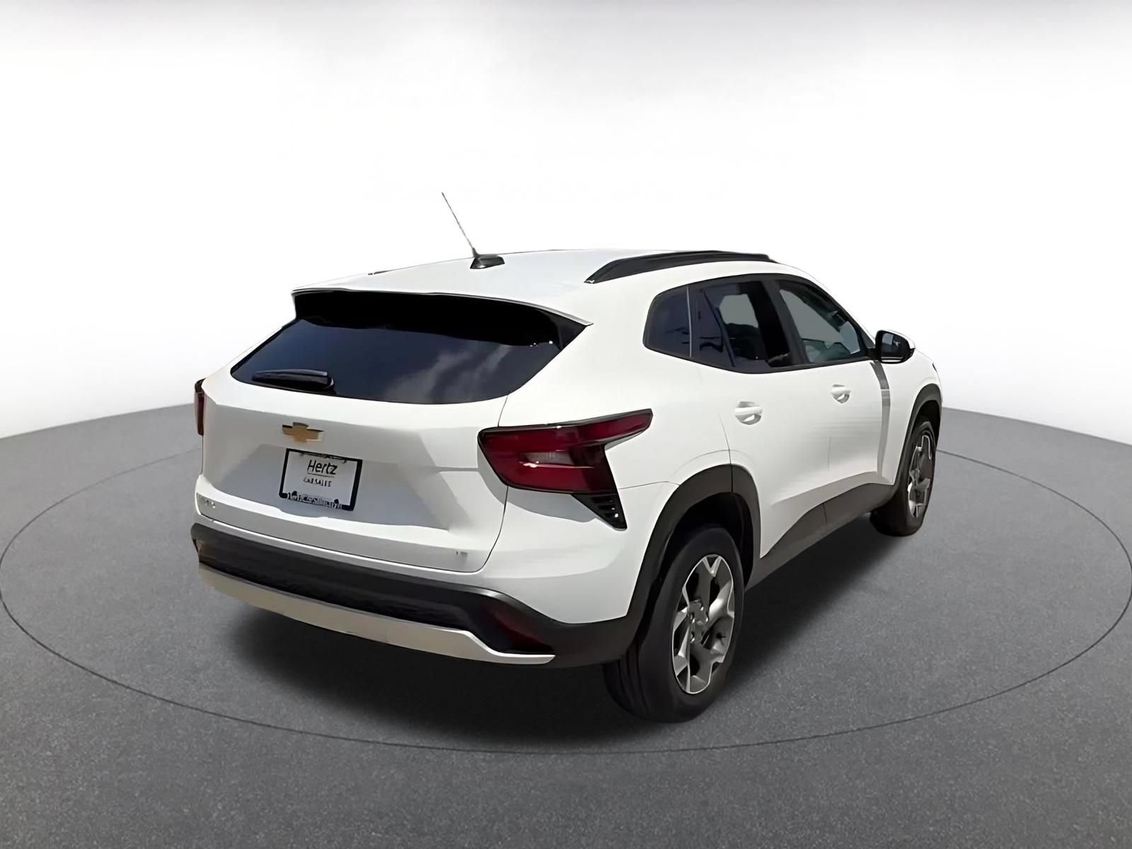 Used 2025 Chevrolet Trax LT FWD image 14