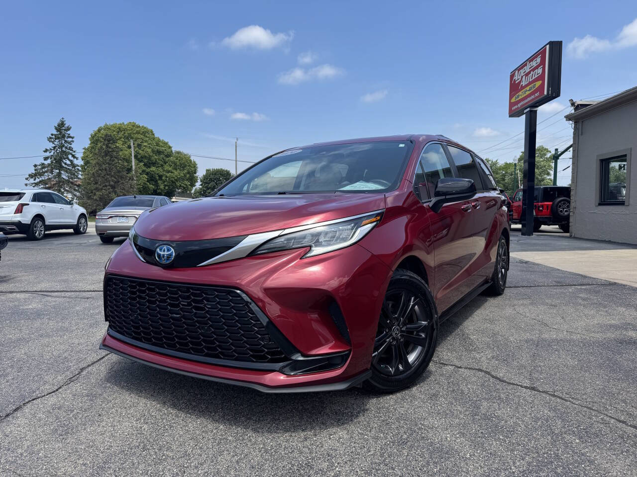 Used 2024 Toyota Sienna XSE AWD/4WD image 2