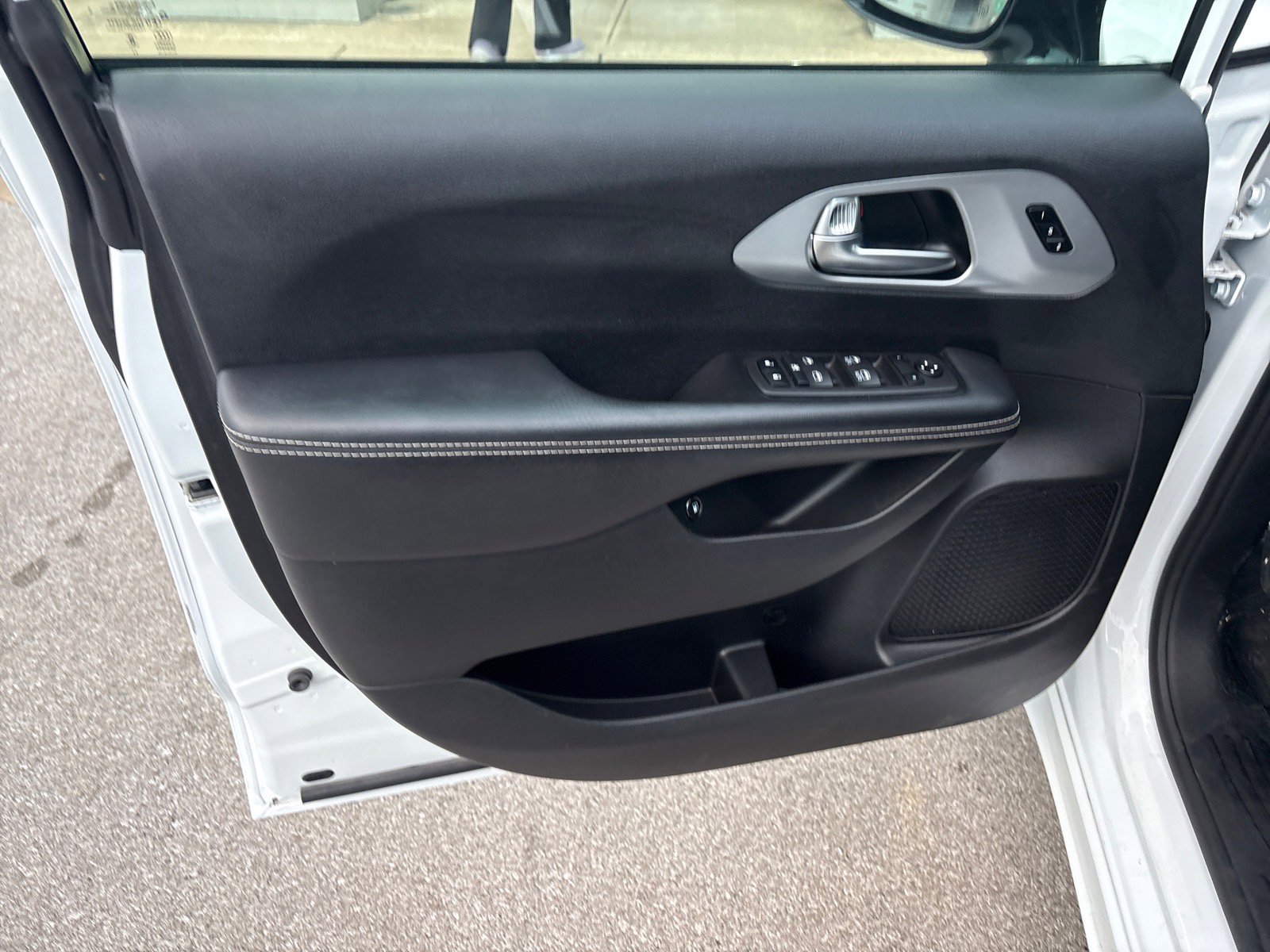 Used 2024 Chrysler Pacifica Select FWD image 5