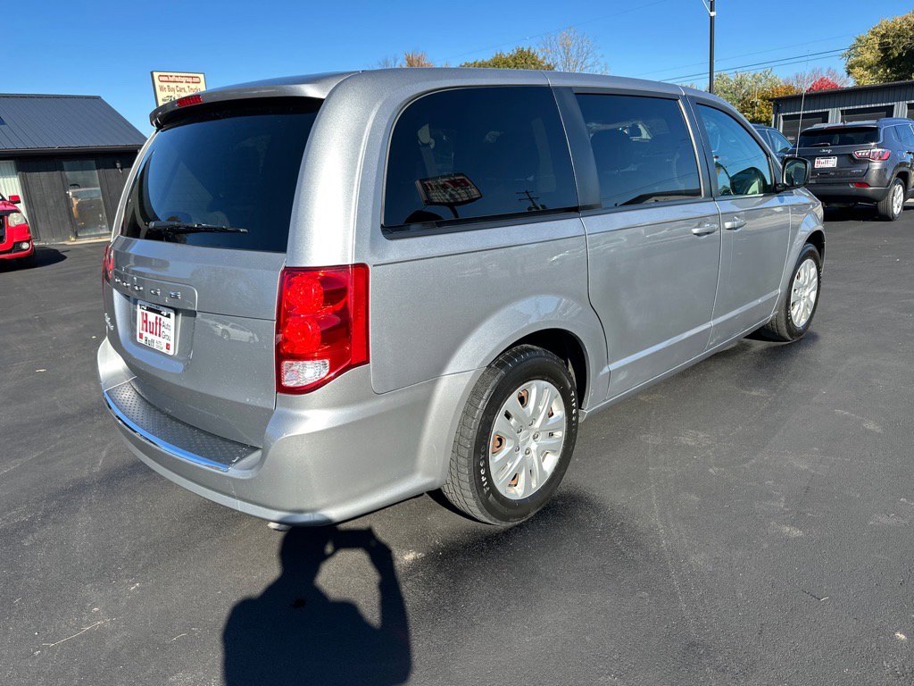 Used 2018 Dodge Grand Caravan SE image 3
