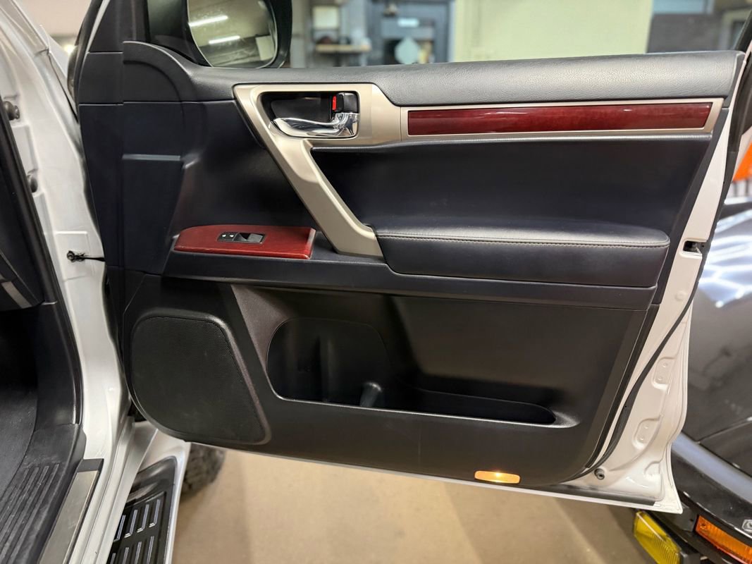 Used 2018 Lexus GX 460 Premium w/ Premium Package image 29