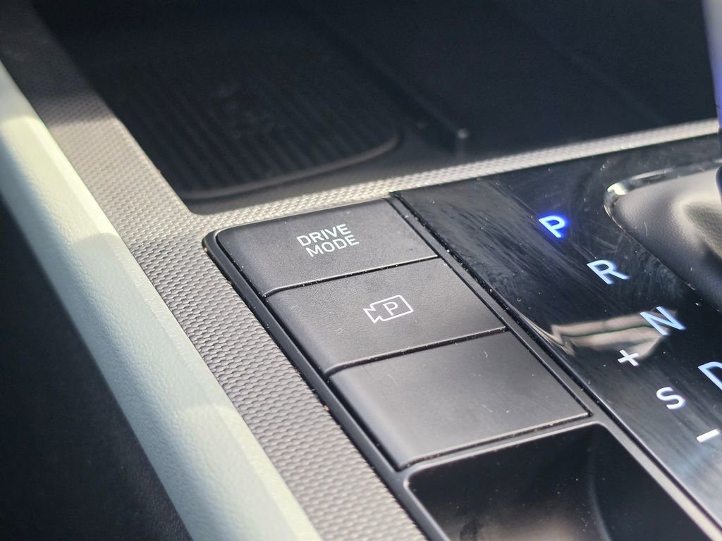 Used 2025 Hyundai Elantra Limited image 22