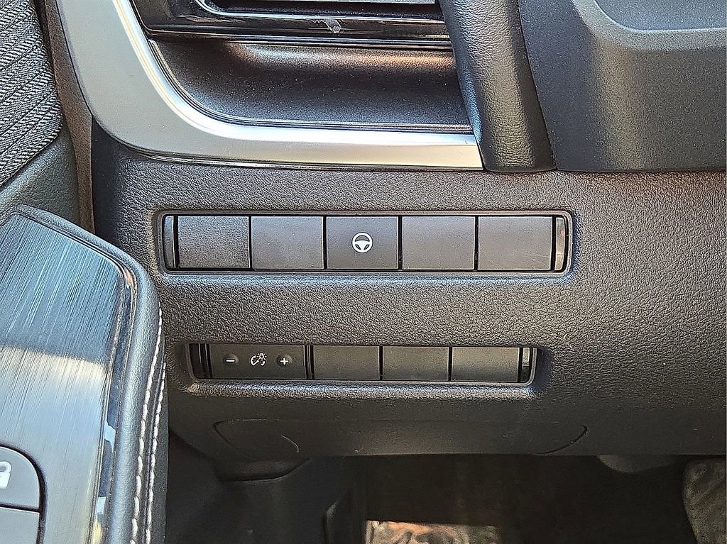 Used 2023 Nissan Rogue SV image 24