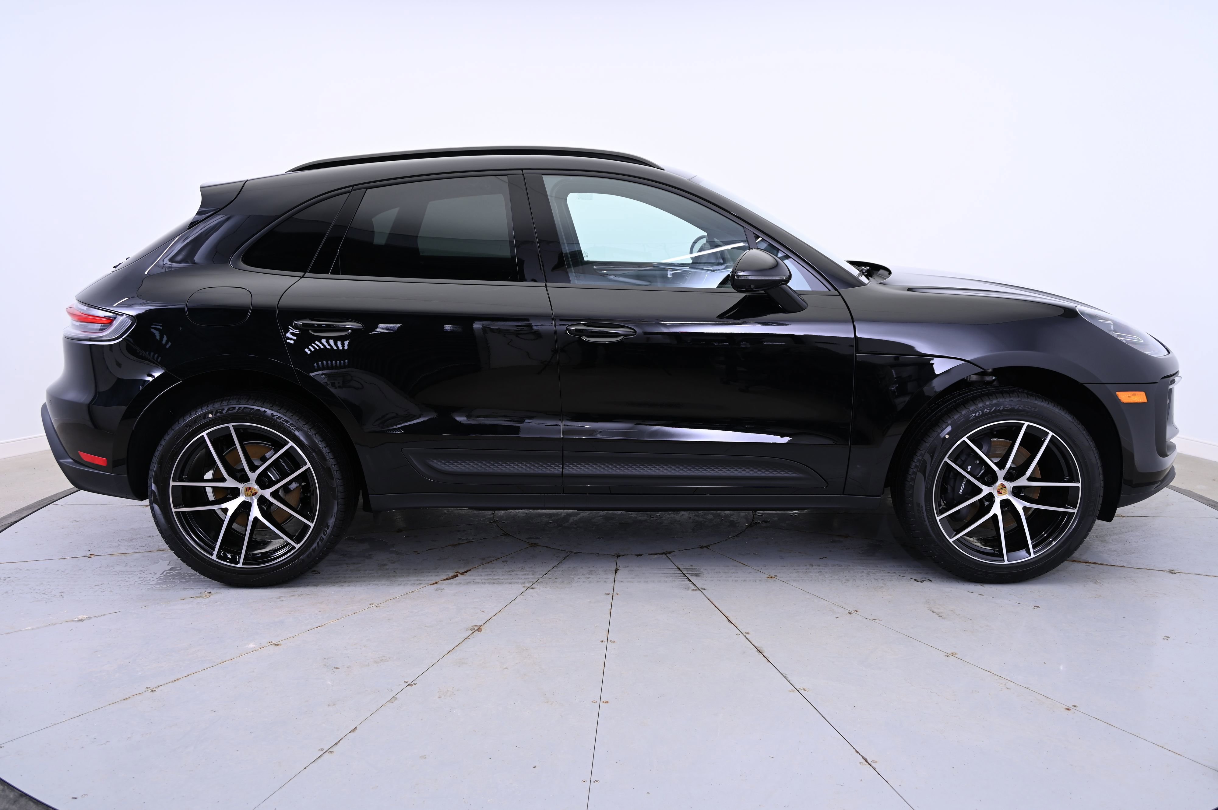 Certified 2025 Porsche Macan image 8