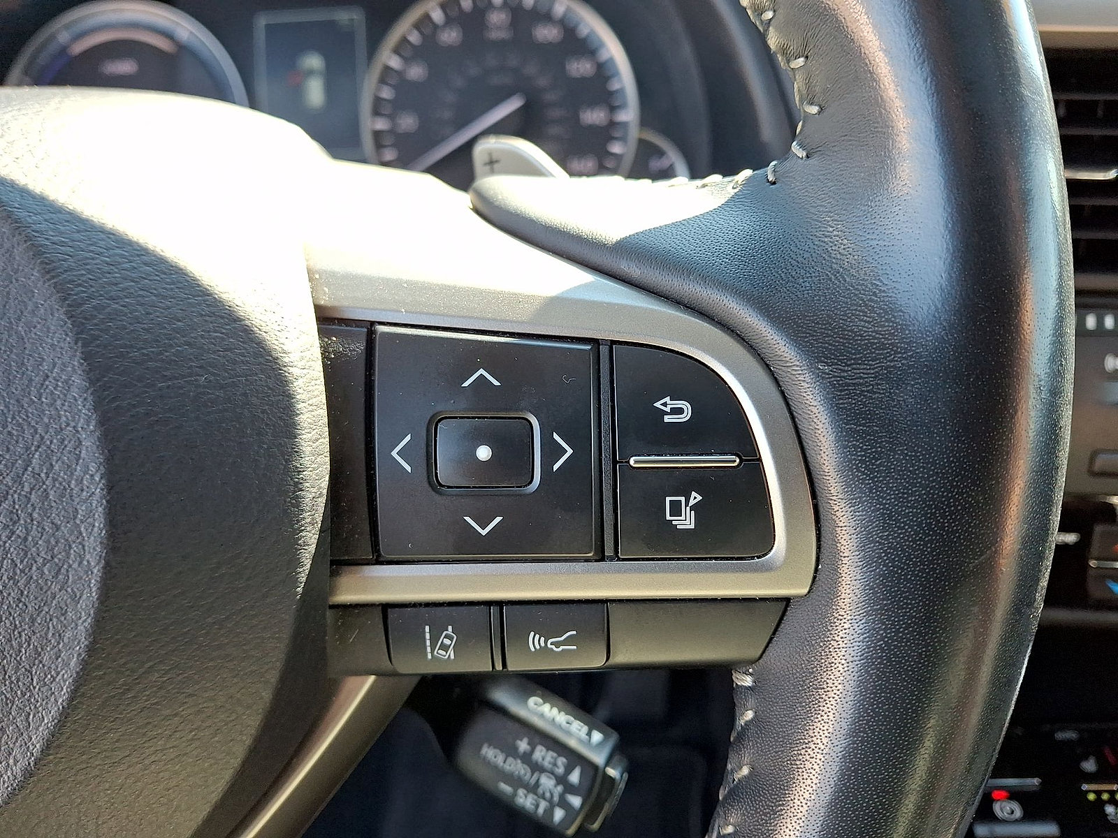 Used 2020 Lexus RX 450h AWD w/ Luxury Package image 18