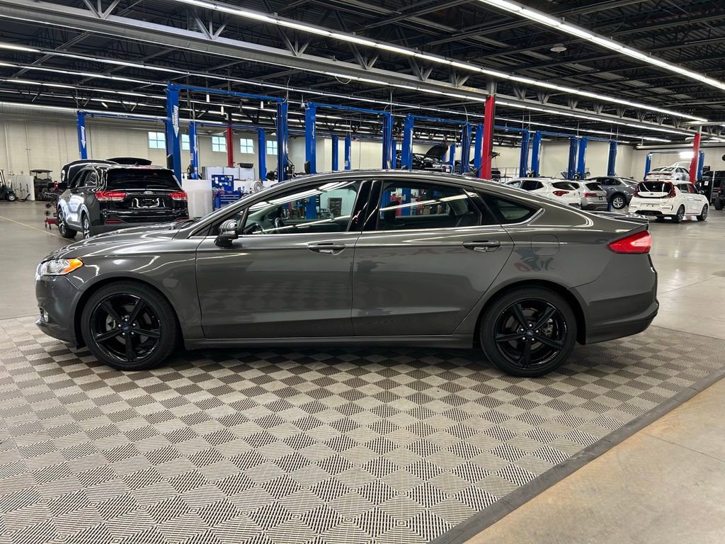 Used 2016 Ford Fusion SE FWD image 3
