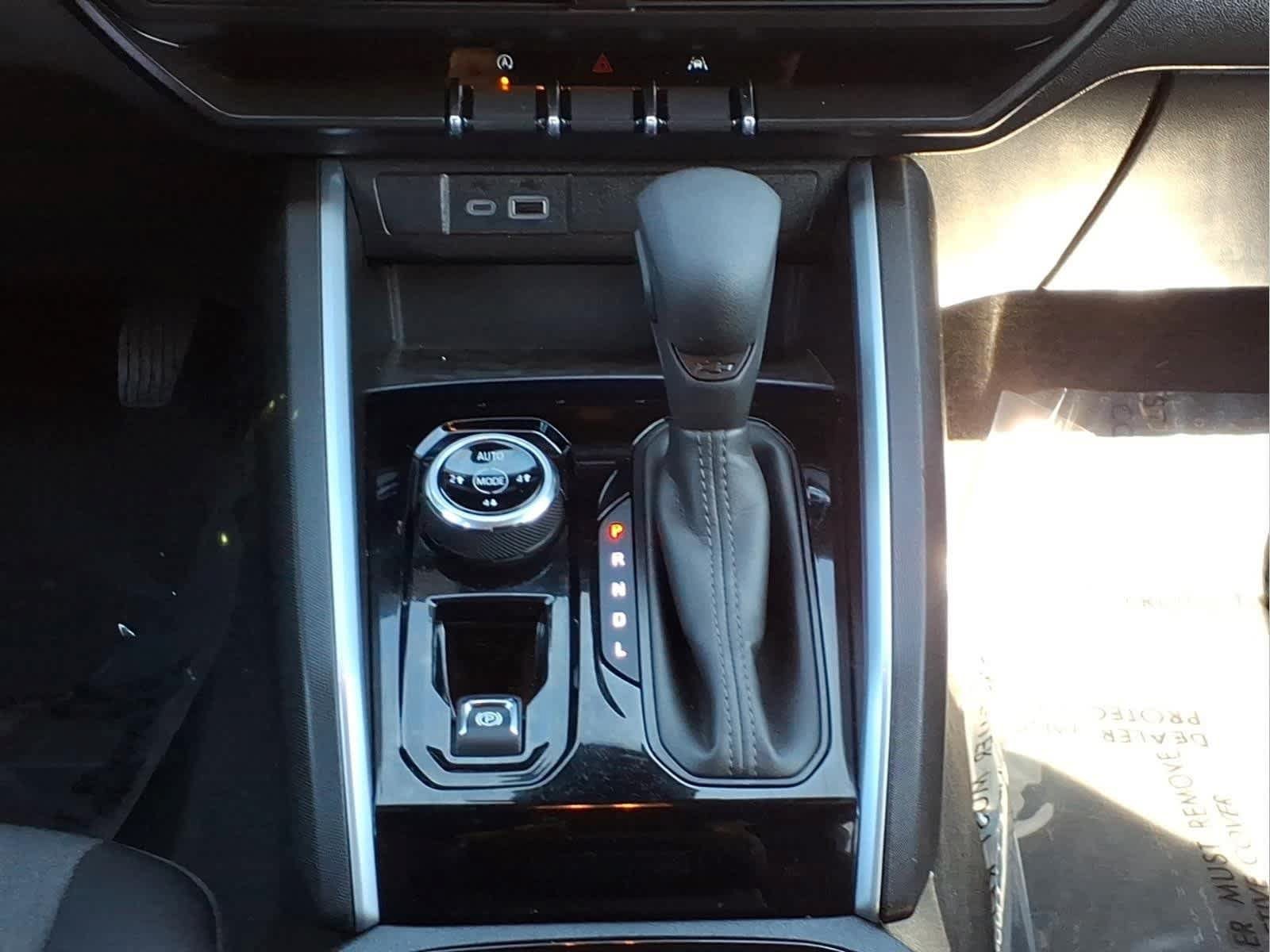 Used 2024 Chevrolet Colorado Trail Boss w/ Technology Package AWD/4WD image 30