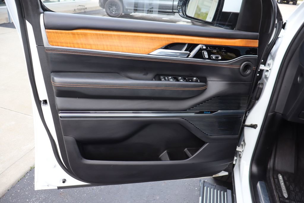Used 2022 Jeep Grand Wagoneer Series III w/ Rear Seat Video Group 1 AWD/4WD image 35