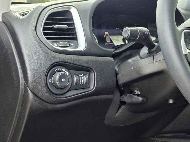 Used 2021 Jeep Renegade Latitude FWD image 19