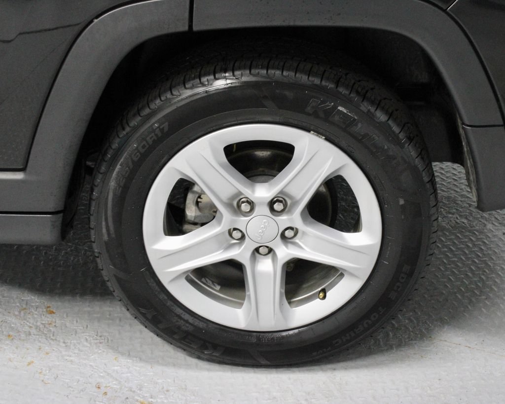Used 2023 Jeep Compass Latitude w/ Sun and Sound Group AWD/4WD image 18