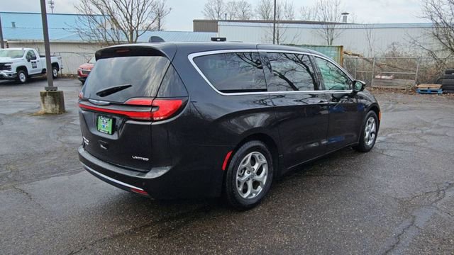 Used 2024 Chrysler Pacifica Limited FWD image 8