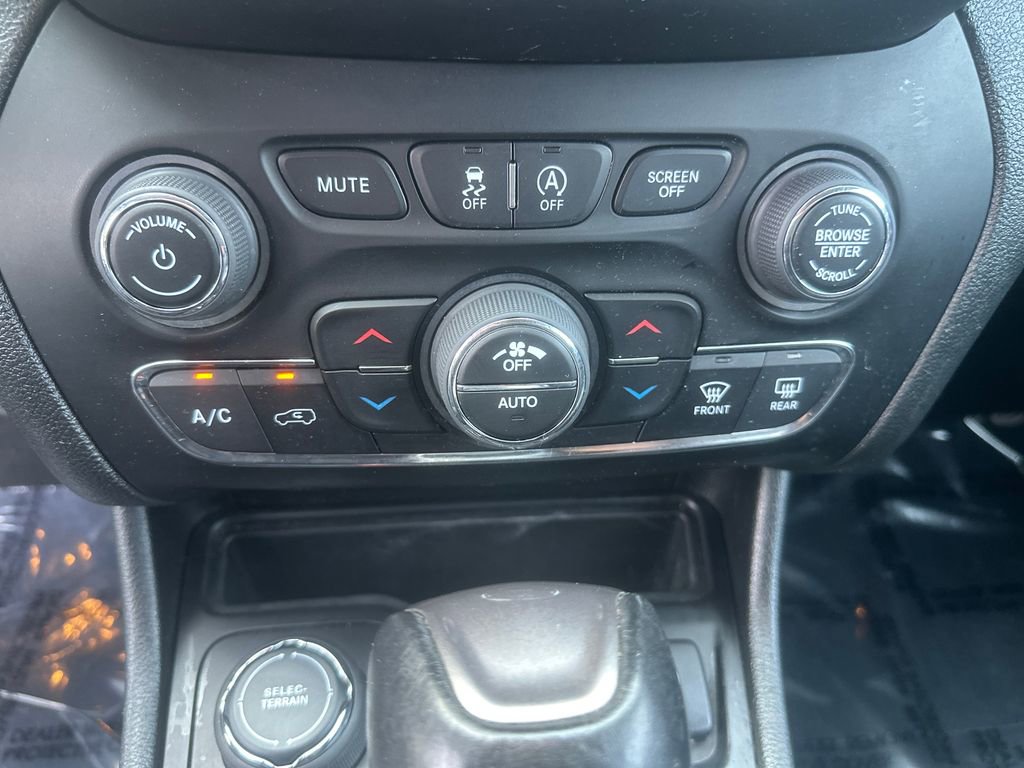 Used 2023 Jeep Cherokee Altitude Lux AWD/4WD image 12