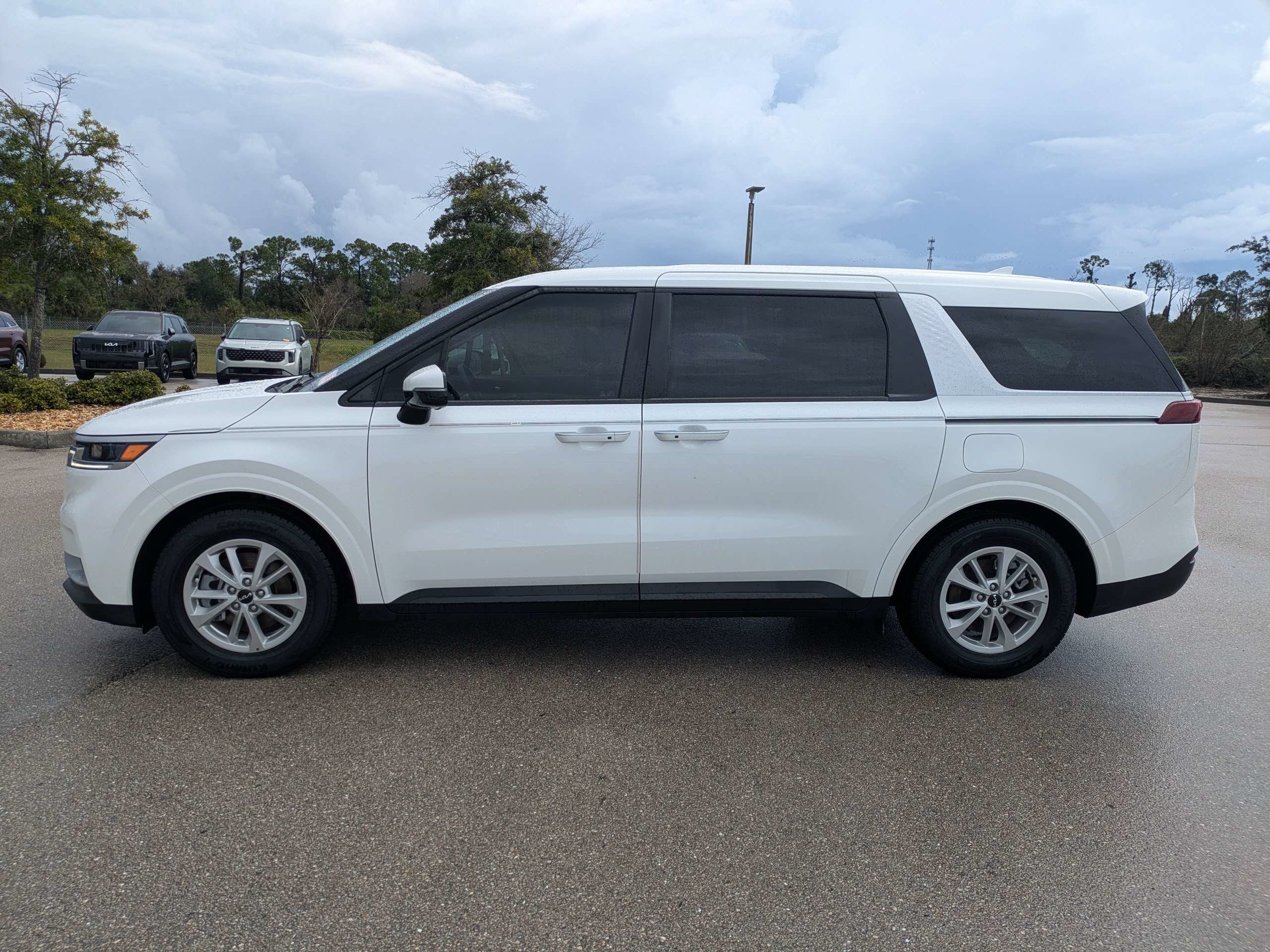 Certified 2024 Kia Carnival LX FWD image 7