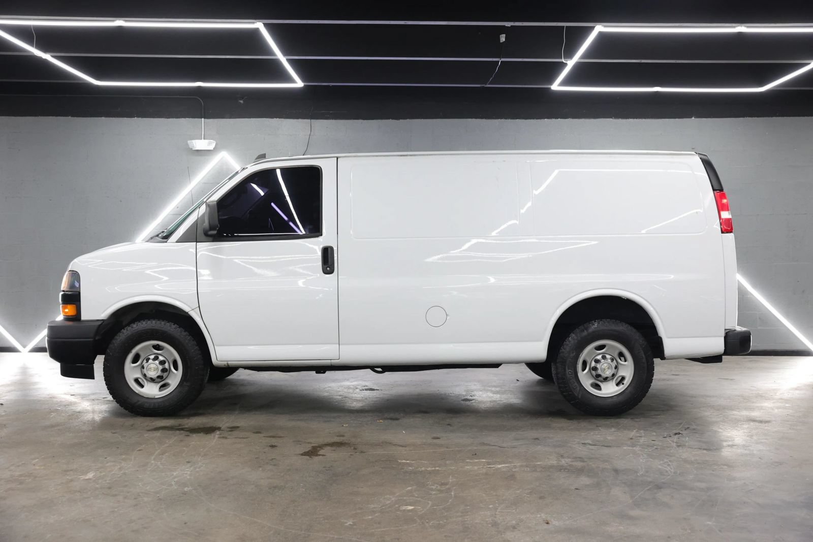 Used 2020 Chevrolet Express 2500 w/ Communications Package RWD image 10