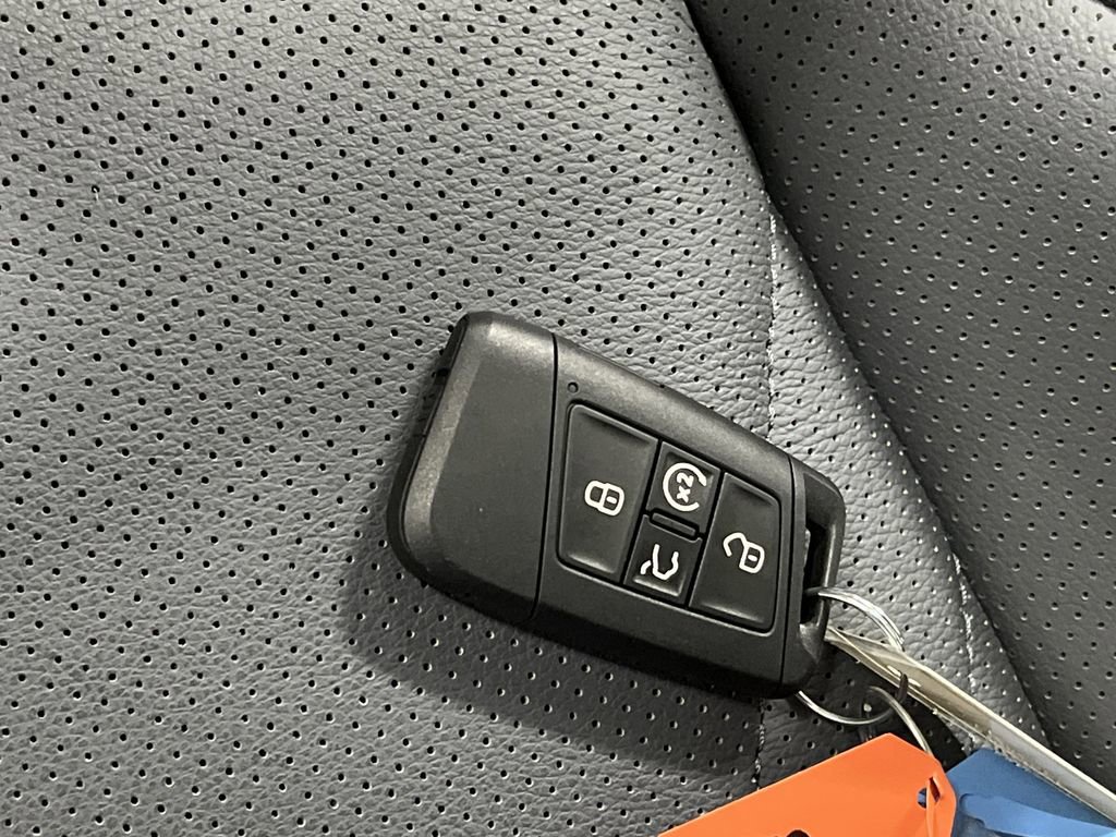 Used 2025 Volkswagen Jetta SEL image 25