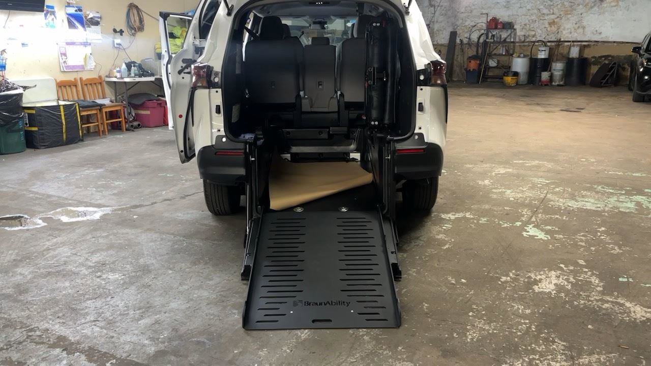 Used 2025 Toyota Sienna LE image 21