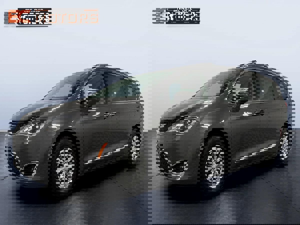 Used 2018 Chrysler Pacifica Touring-L image 2