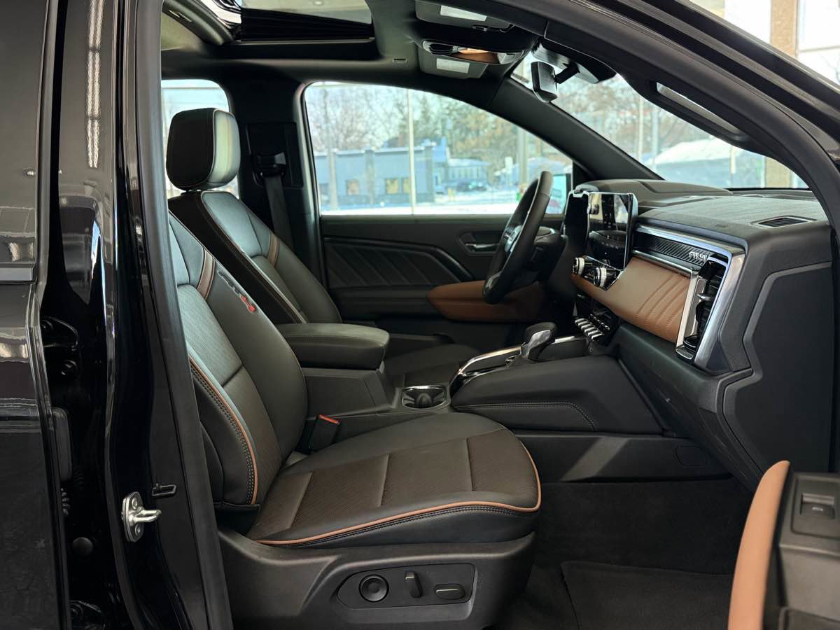 Used 2025 GMC Canyon AT4 w/ Technology Plus Package image 20