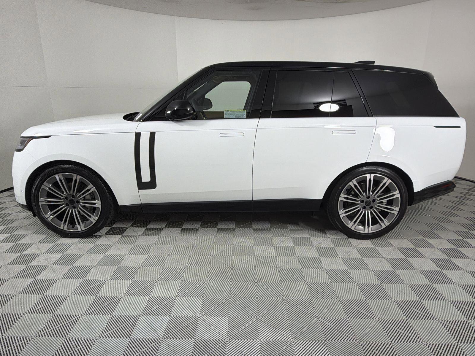 New 2026 Land Rover Range Rover SE image 2