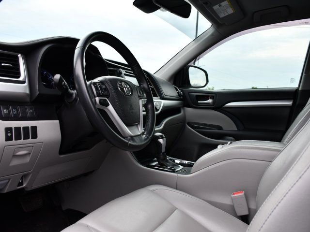 Used 2019 Toyota Highlander XLE FWD image 13