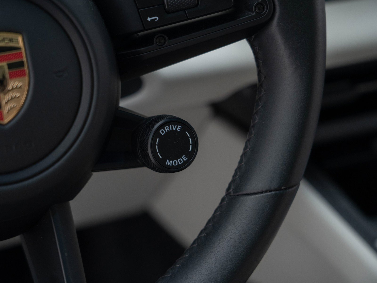 Certified 2025 Porsche Macan Electric image 28