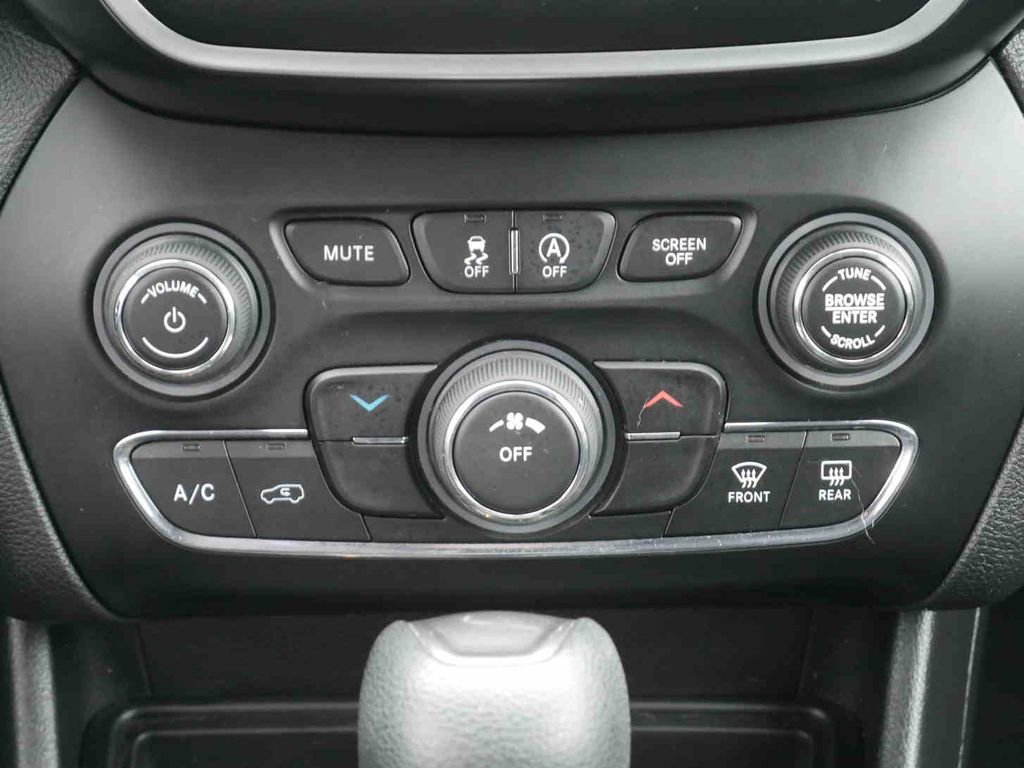 Used 2019 Jeep Cherokee Latitude w/ Popular Appearance Group image 8