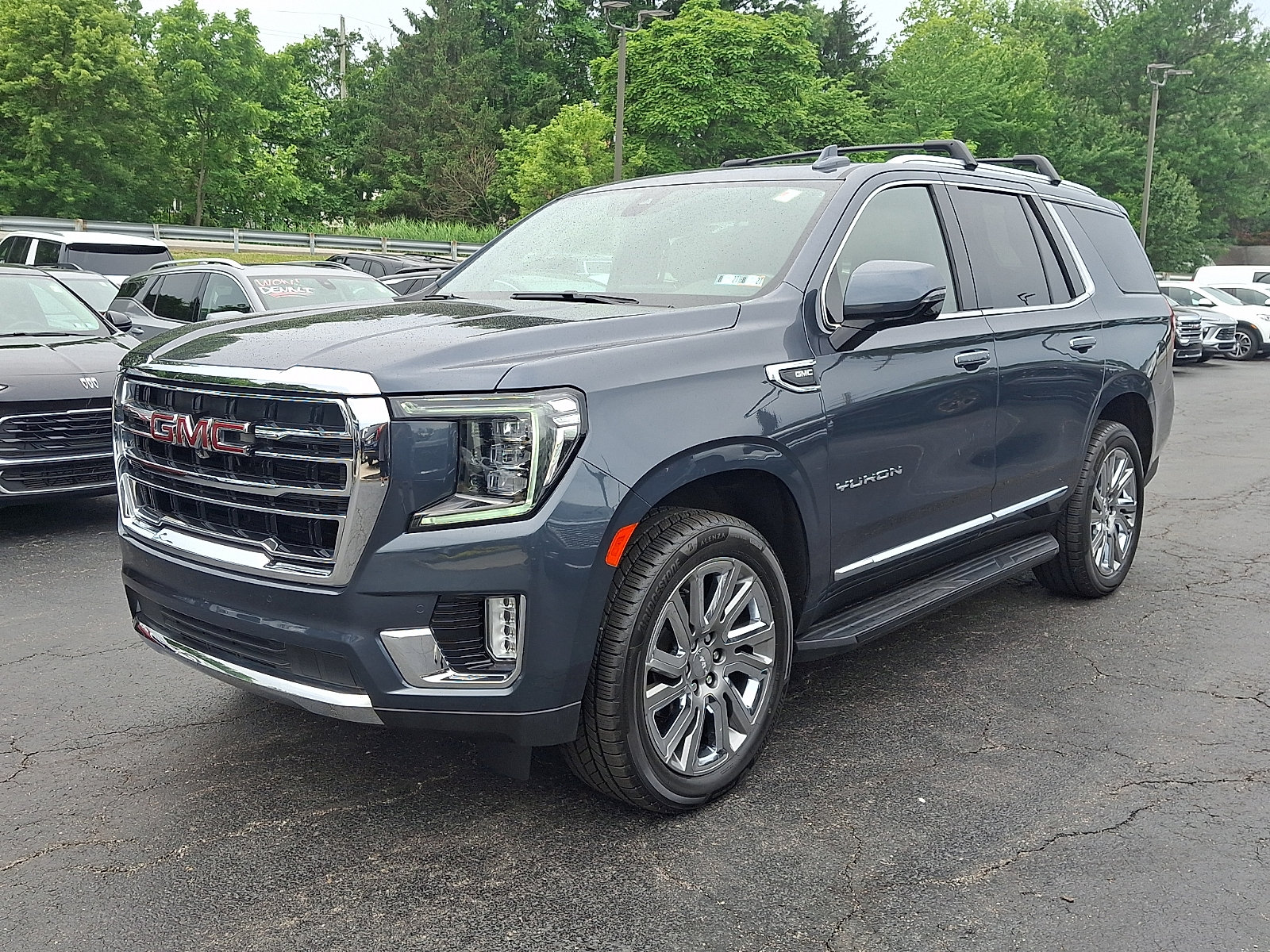 Used 2021 GMC Yukon SLT w/ Rear Media and Nav Package AWD/4WD image 3