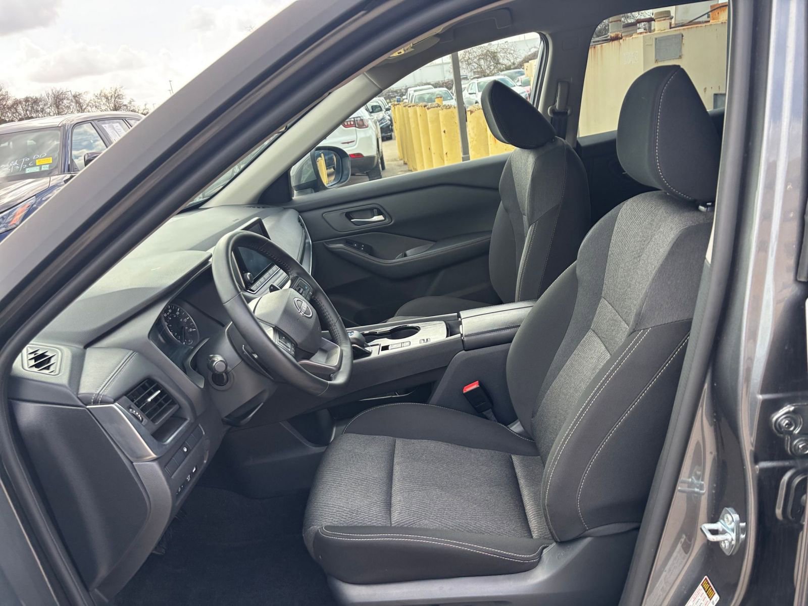 Used 2025 Nissan Rogue SV FWD image 29