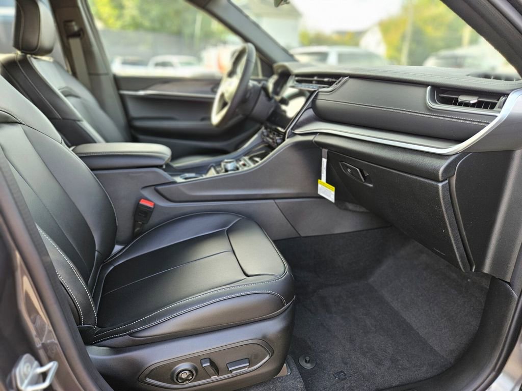 New 2025 Jeep Grand Cherokee Limited image 11