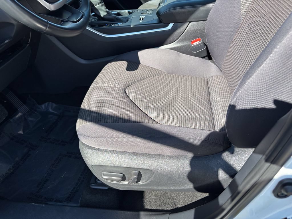 Used 2025 Toyota Highlander LE FWD image 20
