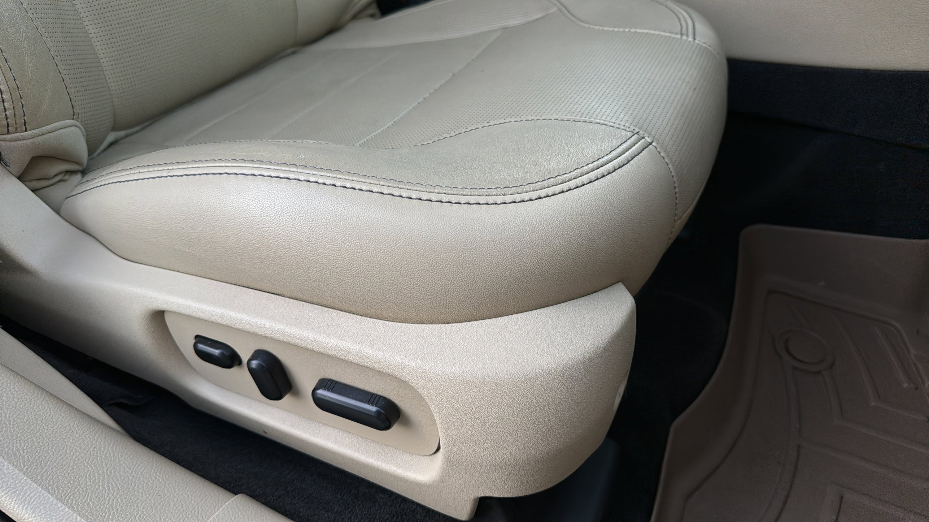 Used 2015 Ford Taurus Limited FWD image 32