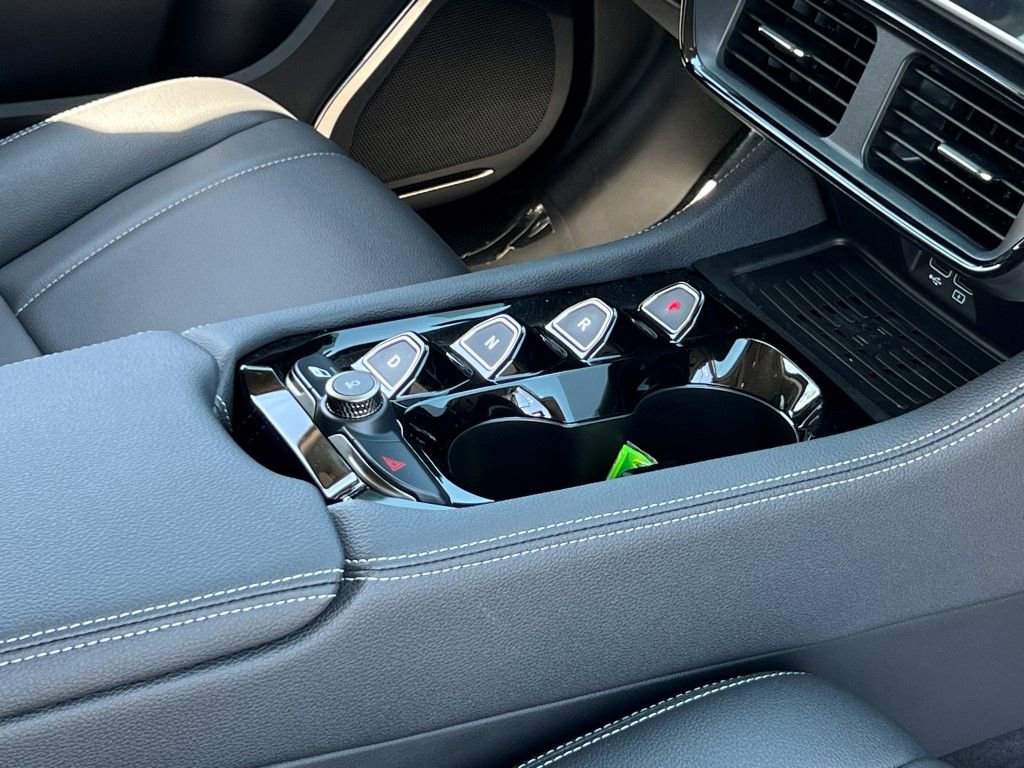 New 2025 VinFast VF 8 Eco image 13