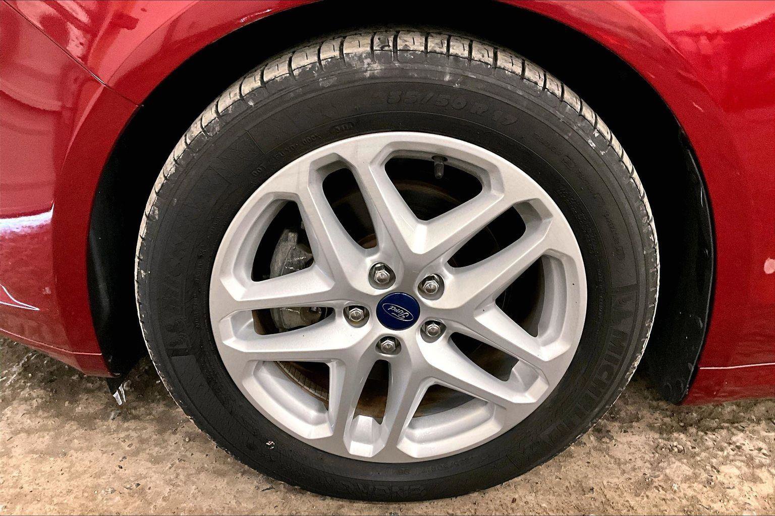 Used 2015 Ford Fusion SE image 9