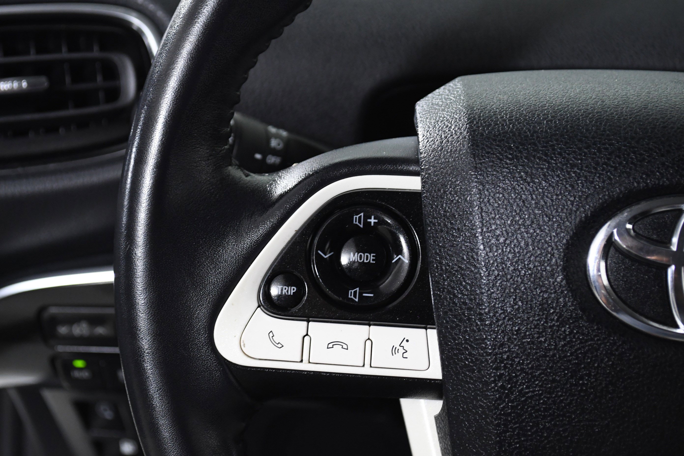 Used 2017 Toyota Prius Prime Advanced image 11