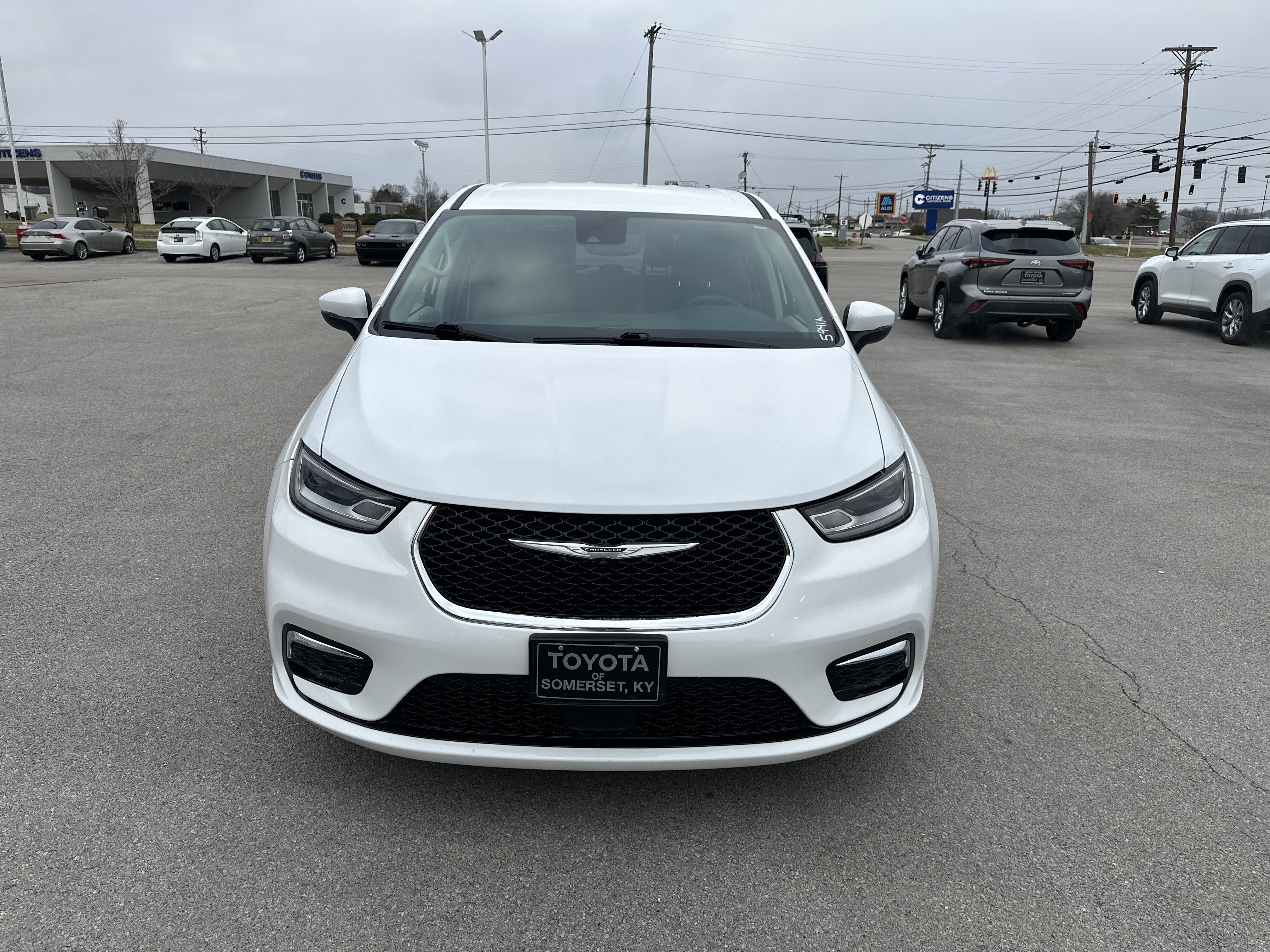 Used 2023 Chrysler Pacifica Touring-L image 2